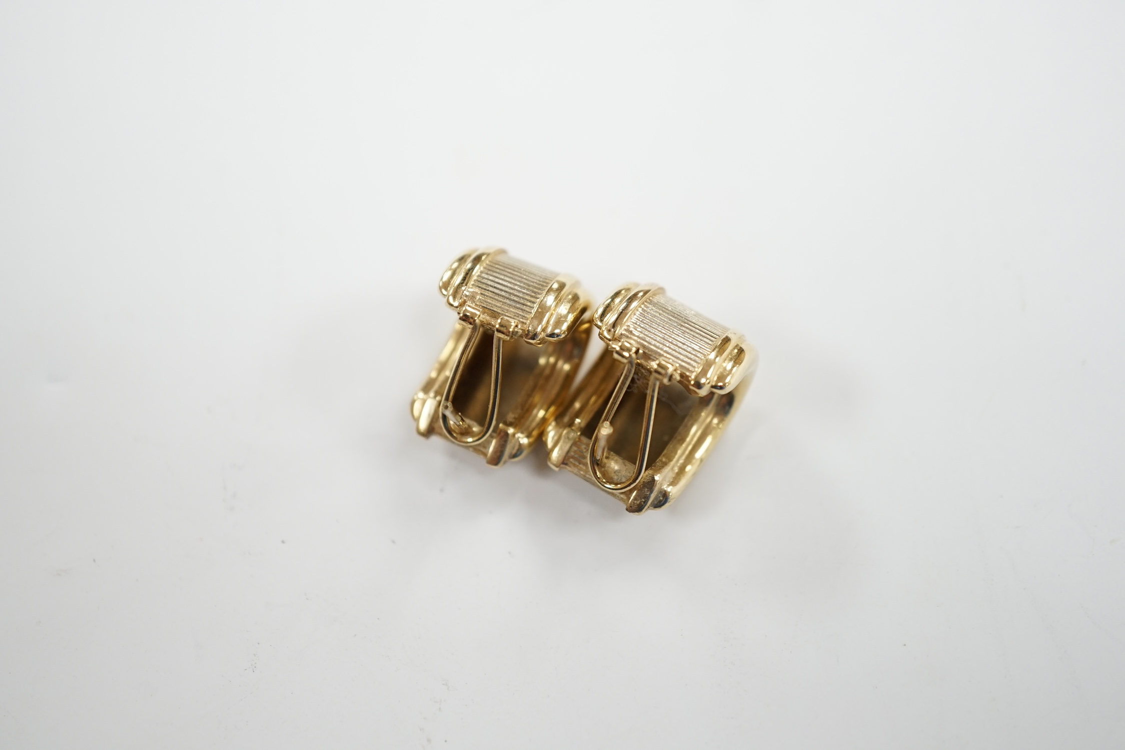 A modern pair of 375 earrings, with central textured band, 18mm, 4.9 grams.